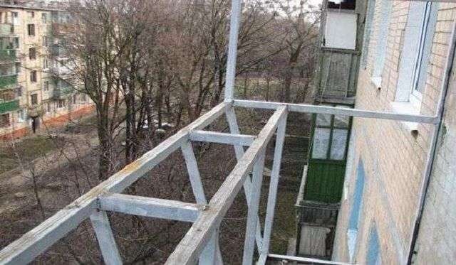 Як склити балкон своїми руками