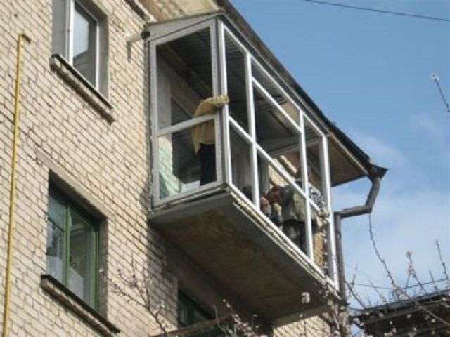 Як склити балкон своїми руками