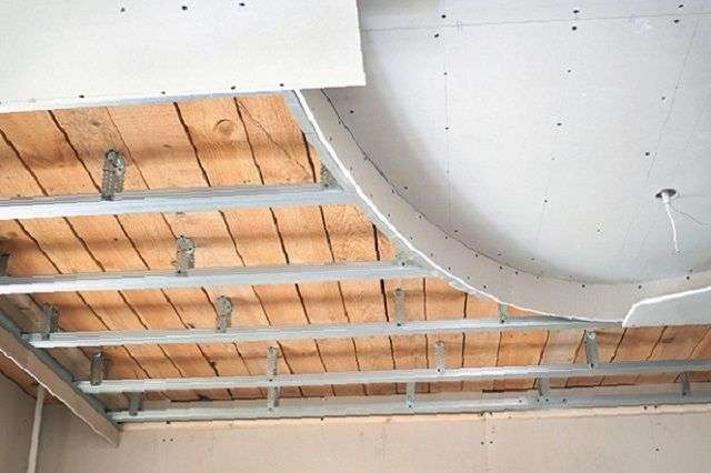 Як зробити стелю в деревяному будинку