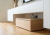 Oculte los cables de TV detrás de los muebles para evitar que los dispositivos electrónicos se sobrecalienten