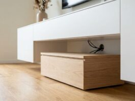 Televizní kabely skryjte za nábytkem, abyste zabránili přehřátí elektronických zařízení